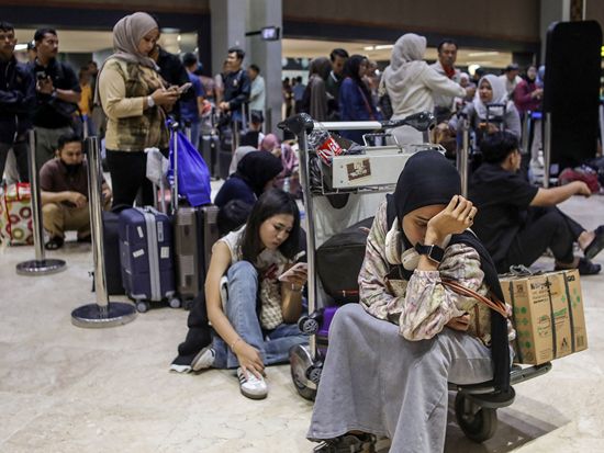 Indonesia suspends operations at 6 airports after volcano erupts: minister