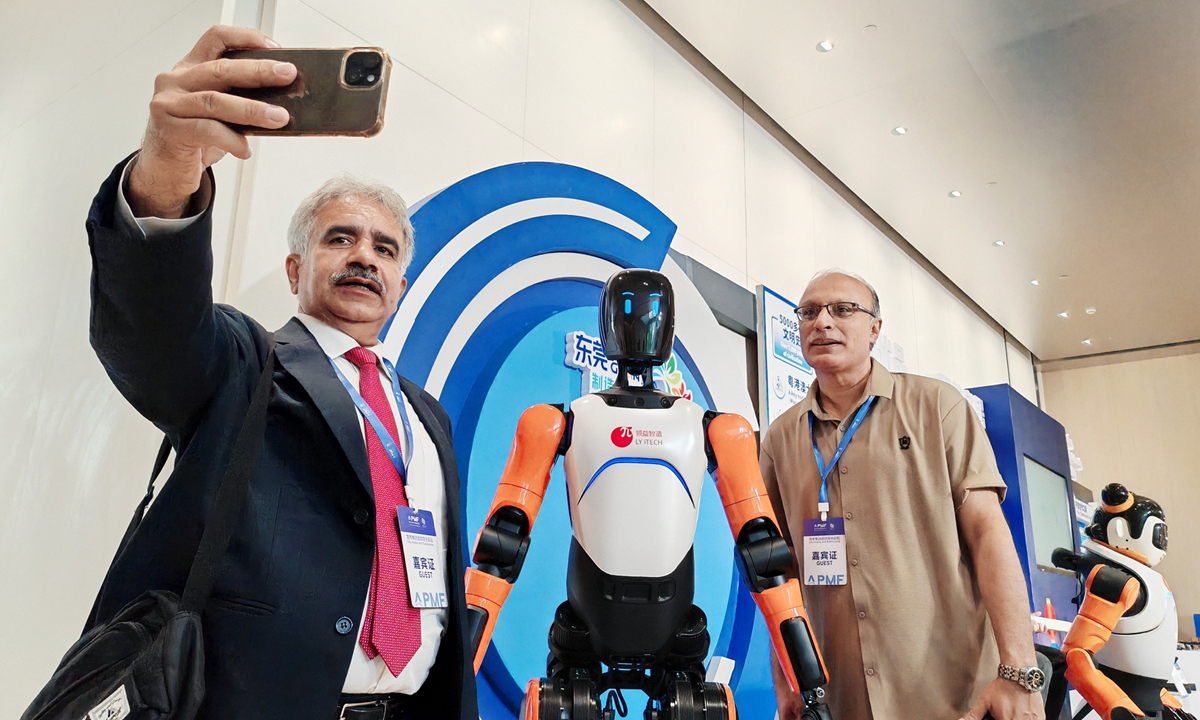 International guests take selfies with robots in Dongguan, South China’s Guangdong Province, on September 3, 2026. Photo: Guan Kejiang/GT