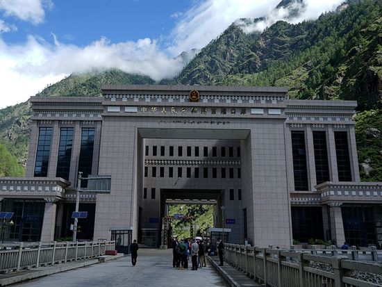 Acting mayor of Xigaze in Xizang explains site selection of Gyirong Port connecting Nepal following