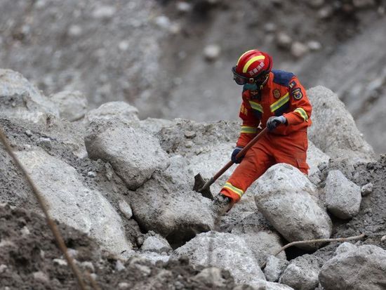International journalists witness China's rescue efforts in mudslide-ravaged Gyirong