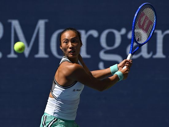 Zheng rallies from 5-0 to stun Swiatek and reach US Open quarterfinals