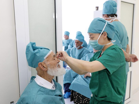 Chinese medical team brings hope of restored sight in Uzbekistan