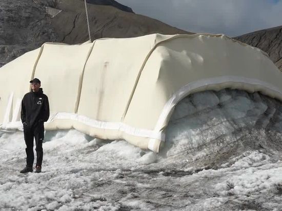 Swiss project tests sheep's wool as a way to slow glacier melt