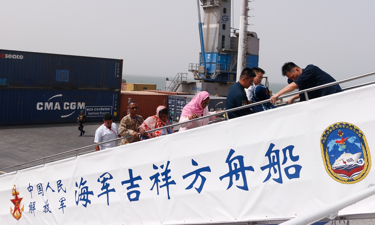 Chinese naval personnel transfer the expectant mother to the hospital ship Auspicious Ark. Photo: Courtesy of Chinese People's Liberation Army (PLA) Navy hospital ship Auspicious Ark