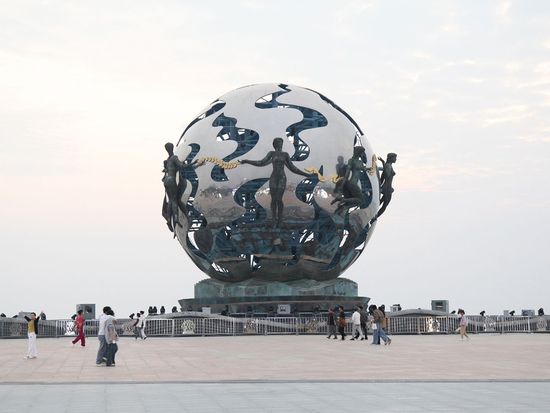 Explore the 'Tide' sculpture on Beihai's Silver Beach