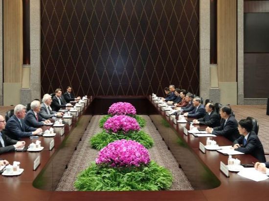 Chinese premier meets WorldSkills International president, CEO