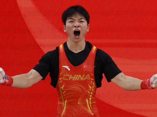 China's weightlifter He sets snatch world record in men's 65kg