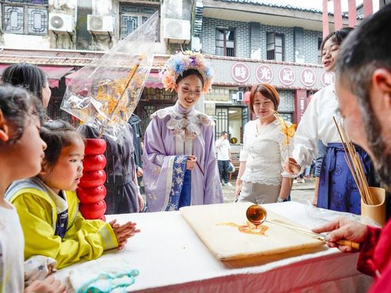 Folk cultural activities held at ancient town of Zouma in SW China's Chongqing ahead of holidays