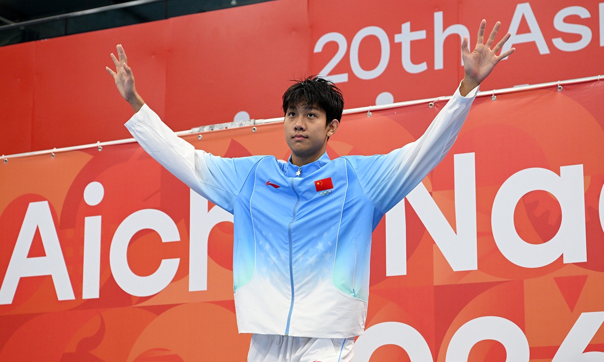 Gold medalist China's Zhanshuo Zhang celebrates on the podium at the medal ceremony for the Swimming Men's 800m Freestyle on day five of the 20th Asian Games Aichi-Nagoya at Tokyo Aquatics Centre on September 24, 2026 in Tokyo, Japan. Photo: VCG