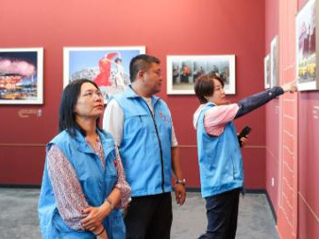 People visit photo exhibition in Beijing