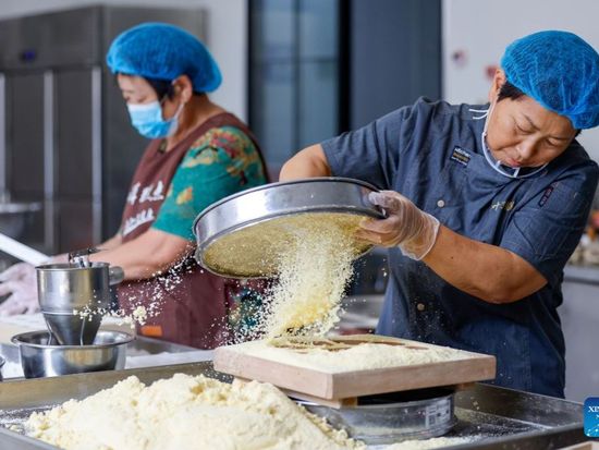 Villagers in Anhui busy making Huizhou rice cakes ahead of Mid-Autumn Festival
