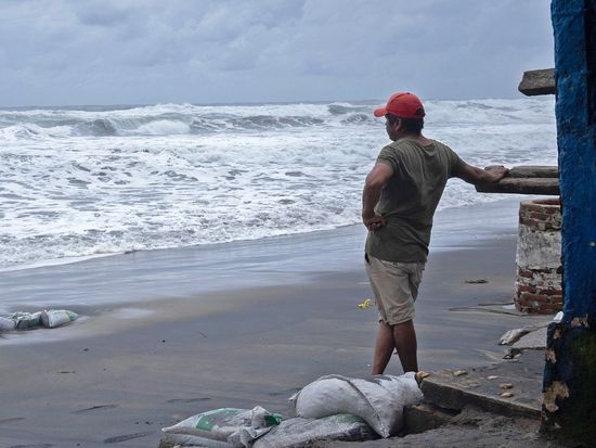 Hurricane Polo triggers huge waves in coastal Mexican city