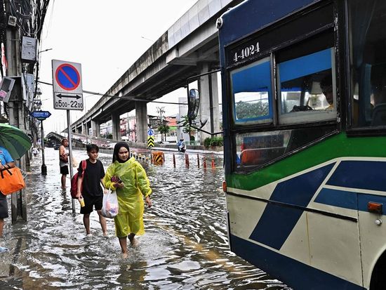 Heavy rains trigger flooding in Bangkok, disrupting tourist plans amid traffic congestion; Chinese Embassy in Thailand issues notice