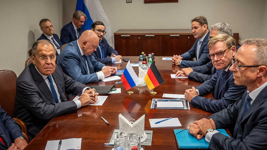Sergey Lavrov (left), Russia's foreign minister, sits across from Johann Wadephul (second from the right), Germany's foreign minister, during a meeting on the sidelines of the UN General Assembly session at the United Nations, in New York, US, September 26, 2026. /VCG