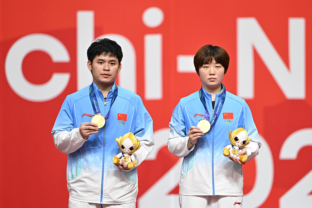 China's Lin Shidong (L) and Kuai Man pose on the podium during the medal ceremony following the table tennis mixed doubles final at the Asian Games in Nagoya, Japan, September 26, 2026. /VCG