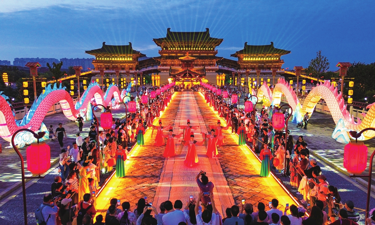 Tourists dressed in traditional hanfu enjoy nighttime at the National Archaeological Site Park of Sui-Tang Luoyang City in Luoyang, Central China's Henan Province on September 26, 2026, during the Mid-Autumn Festival holiday. Photo: VCG