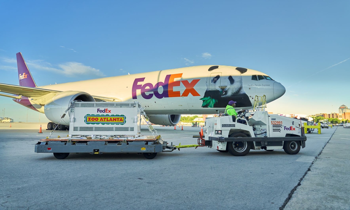 A chartered FedEx cargo plane carrying a pair of Chinese giant pandas, Ping Ping and Fu Shuang, lands in Atlanta, the US, on September 27, 2026. Photo: Xinhua