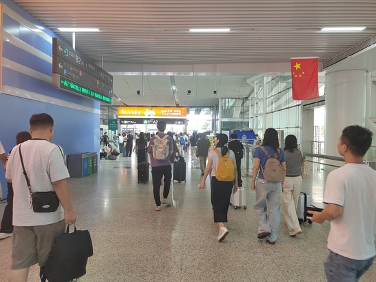 China's railway passenger trips hit record single-day high