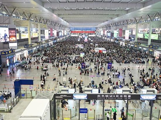 China's National Day holiday sees travel surge as tourists hit the road