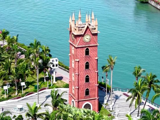 Century-old clock tower and romantic deer statue: Urban scenery at Hainan's north and south ends