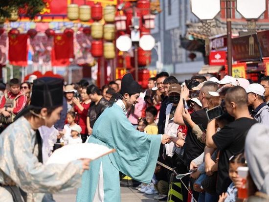 Extended breaks, richer experiences add momentum to China's holiday travel boom