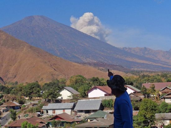 Indonesia reopens Mount Rinjani's hiking route after forest fire