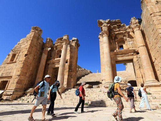 Chinese added to tourist road signs in Jordan