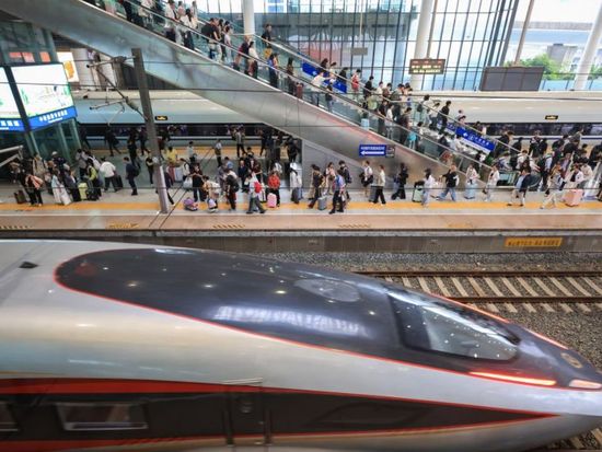 China's railway passenger trips surpass 250 million as National Day holiday ends