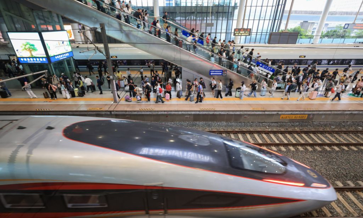 Passengers prepare to board a train at Nanjing South Railway Station in Nanjing, east China's Jiangsu Province, Sept. 30, 2026. China's railway network saw a peak in passenger flow on Wednesday, one day before the beginning of the seven-day National Day holiday. (Photo by Su Yang/Xinhua)