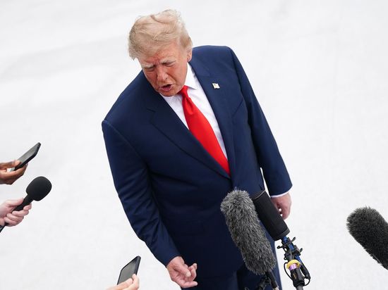 Trump urges Ukraine to change president as Zelenskyy feels 'betrayed' by diesel deal