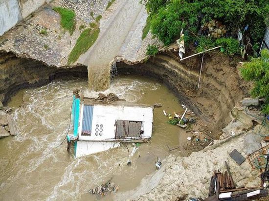 Hurricane Simon weakens to Category 3 as rains flood Mexico's Pacific coast
