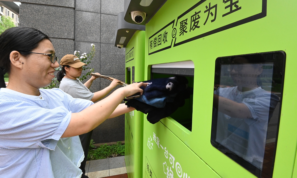 Residents deposit recyclables into smart recycling bins in a residential community of Handan, North China's Hebei Province, on July 29, 2026. Photo: VCG