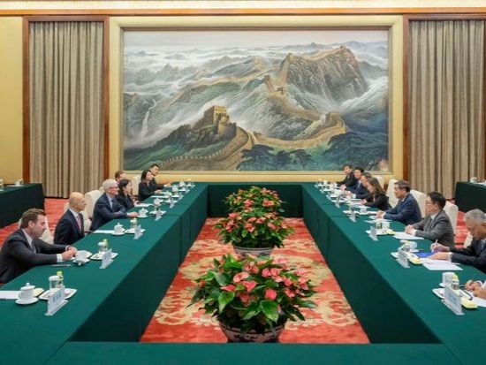 Chinese Vice Premier He Lifeng meets with Apple Executive Chairman Tim Cook