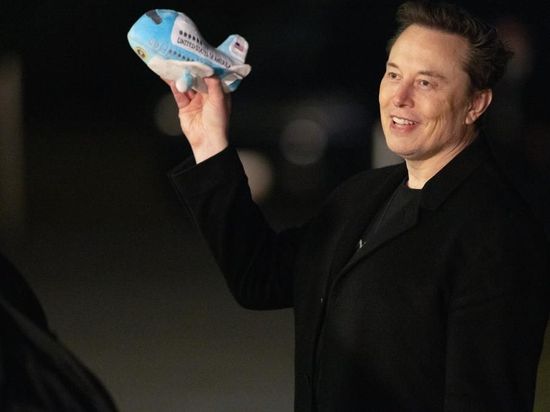 Elon Musk unveils Tesla's 'flying' car