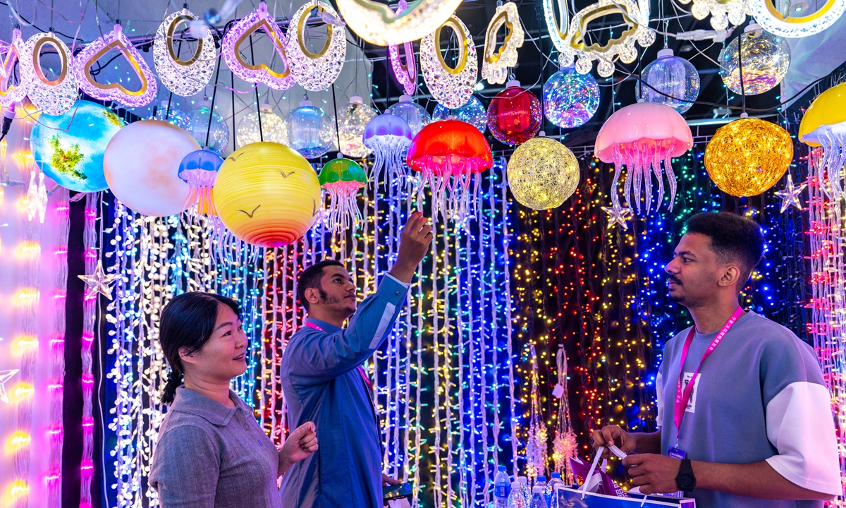 Foreign buyers select products at the Yiwu International Lighting Exhibitio in Yiwu, East China's Zhejiang Province on September 18, 2026. Photo: VCG