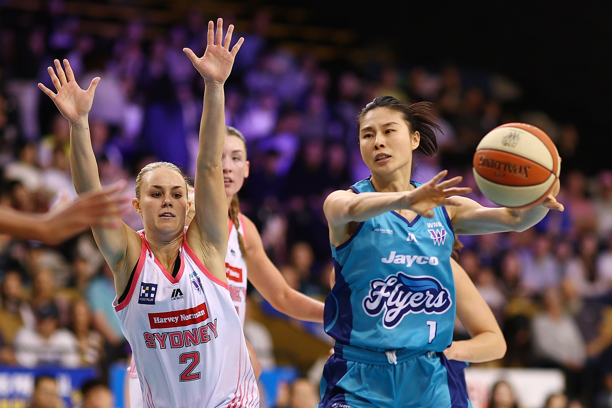 Wang Siyu (#1) of the Southside Melbourne Flyers passes in the WNBL game against the Sydney Flames in Melbourne, Australia, October 16, 2026. /VCG