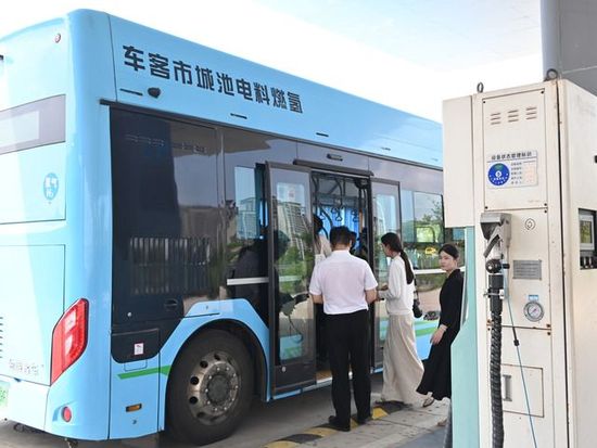 China to expand hydrogen use through pilots in five city clusters