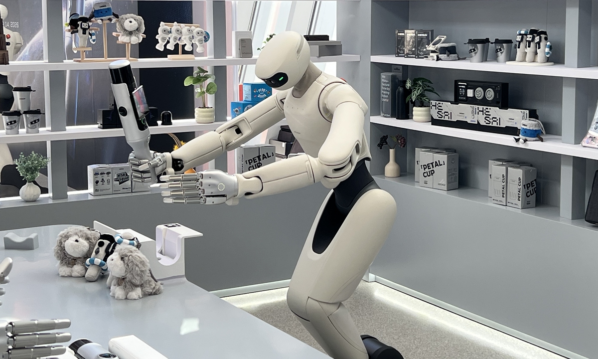 A humanoid robot uses Hesai Group's Kosmo spatial camera to scan a store in Shanghai on Wednesday. Photo: Li Xuanmin/Global Times