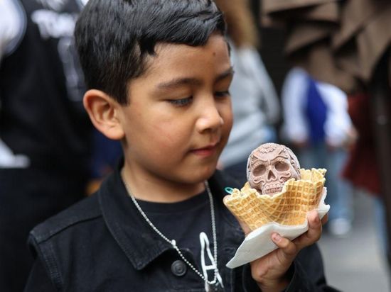 Catrina-shaped ice creams popular in Mexico City ahead of Day of the Dead