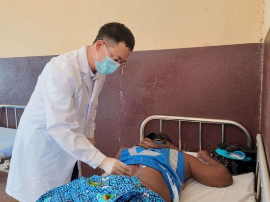 Chinese medical team provides free consultations in southern Cameroon