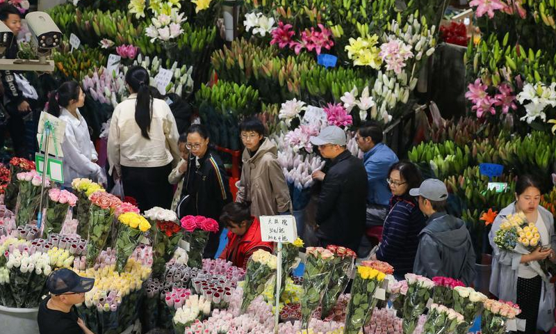 Tourists buy flowers at Dounan Flower Market during the May Day holiday in Kunming, southwest China's Yunnan Province, May 5, 2026. (Photo by Zheng Yi/Xinhua)