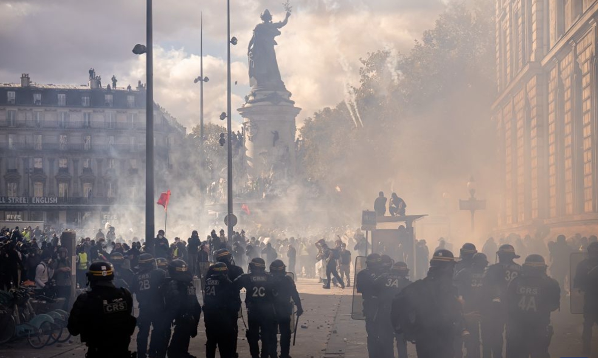 Demonstrators face off with law enforcement officers during a protest in Paris, France, on October 17, 2026. Photo: Xinhua