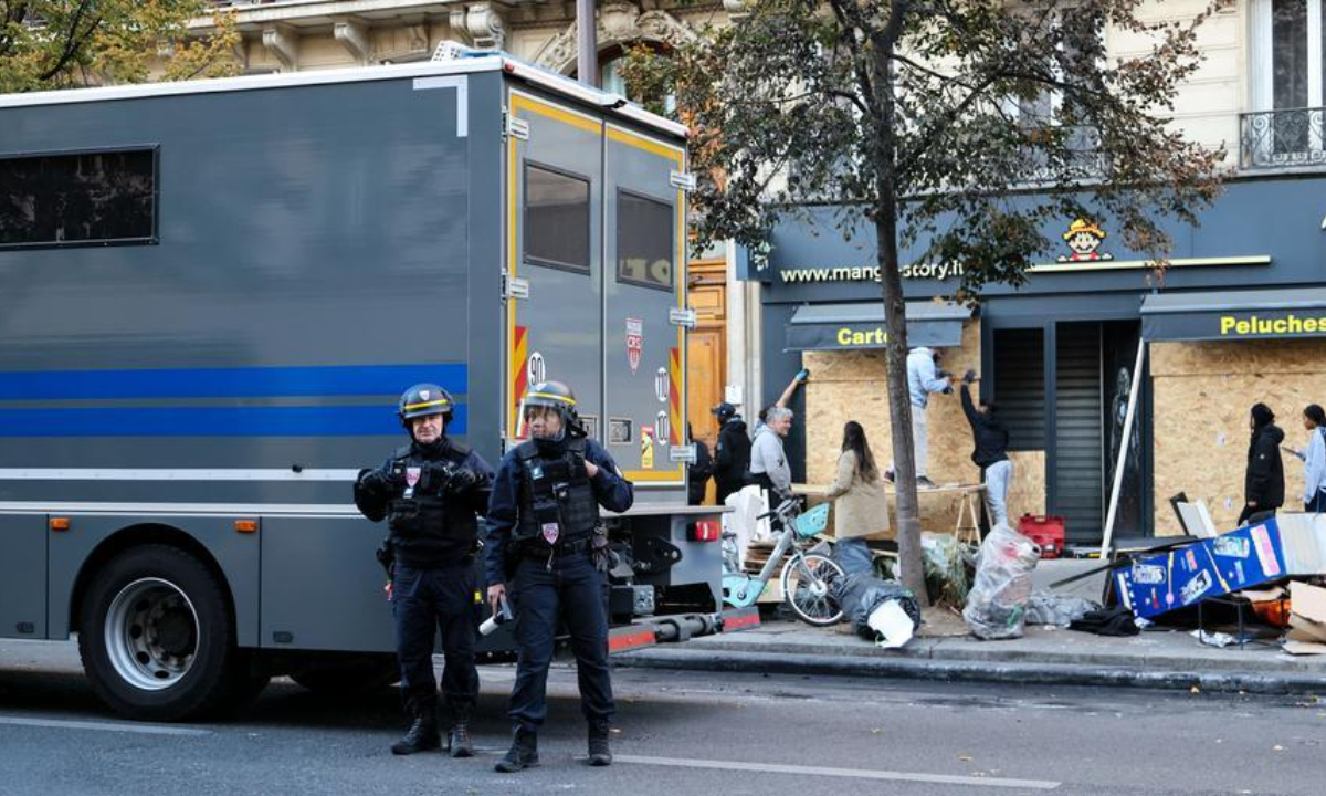 Law enforcement officers stand guard outside a shop in Paris, France, Oct. 18, 2026. (Xinhua/Wu Huiwo)