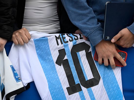 Messi pays tribute to late father ahead of award ceremony