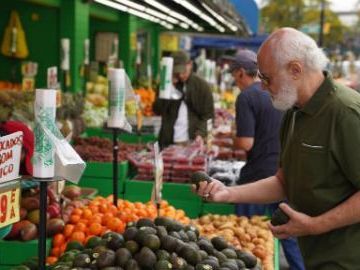US consumer sentiment falls, inflation expectations fly high