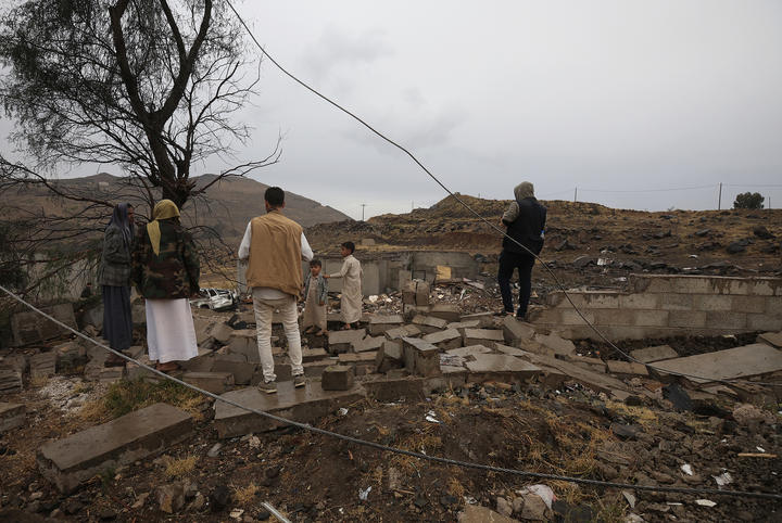 People inspect the site of a Saudi-led airstrike on a house in Sanaa, Yemen, October 24, 2026. /VCG