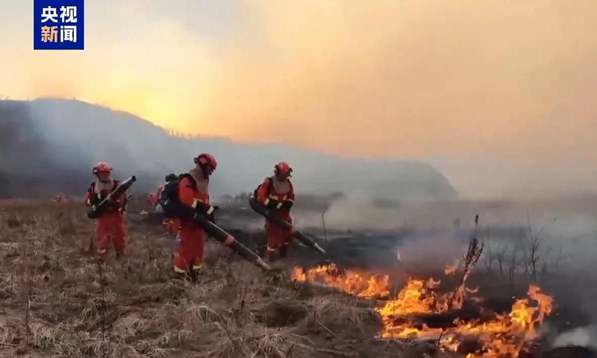 Chinese firefighters contain the blaze and stop it from spreading along the China-Mongolia border. Photo:CCTV News