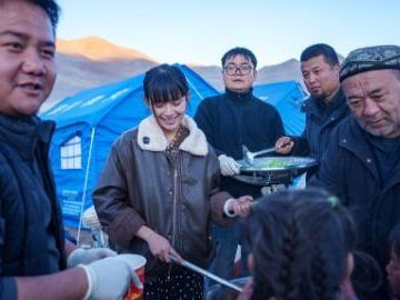 Pic story: volunteers bring warmth to quake-hit Xizang