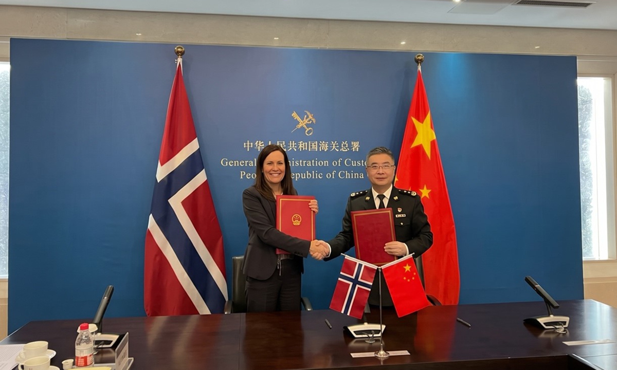 Chinese and Norwegian officials shake hands after signing a protocol on market access for Norwegian wild-caught seafood at China's General Administration of Customs on October 29, 2026. Photo: Courtesy of the Norwegian Seafood Council
