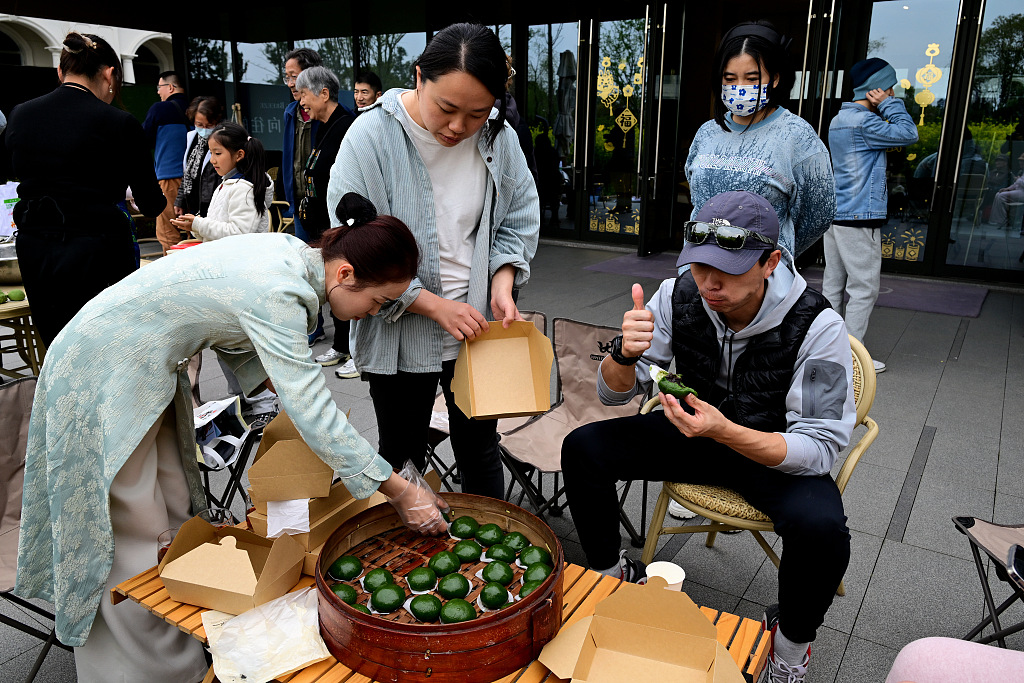 Jiaxing residents make green rice balls for Qingming Festival